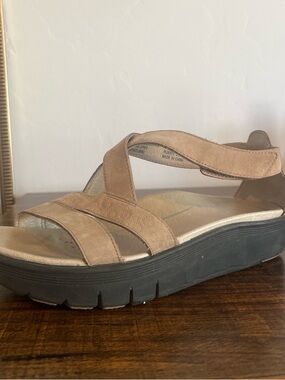 Women’s Tan Suede Comfort Sandals